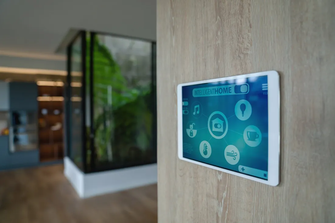 Smart-Home-Bedienfeld an der Wand eines modernen Wohnraums
