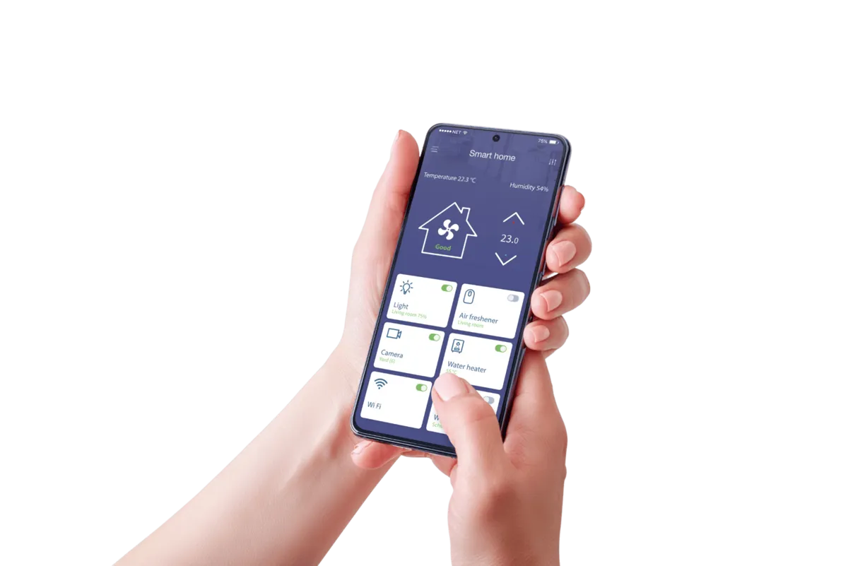Hand hält ein Smartphone mit geöffneter Smart-Home-App